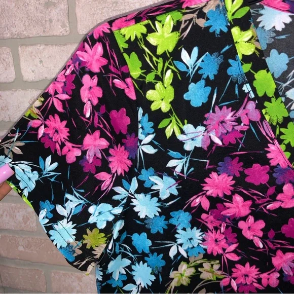 NWT Koi Basics multi color floral pattern V neck short sleeve scrub top - Picture 2 of 16